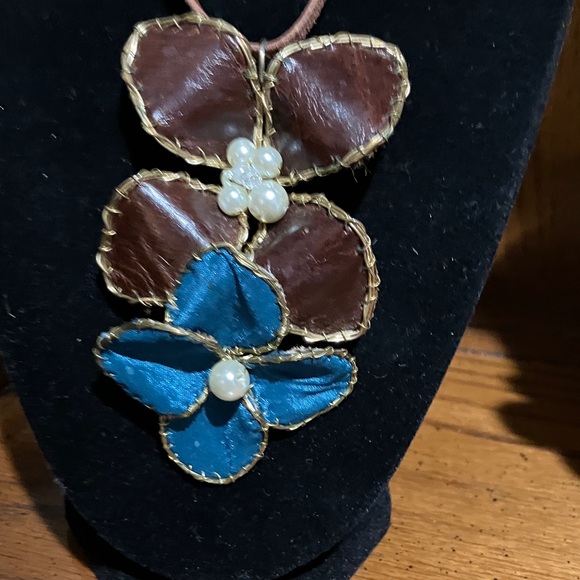 Elegant Brown and Blue Floral Pendant Necklace - Picture 2 of 2